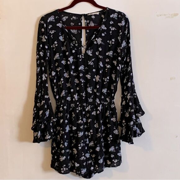 Hollister Romper Shorts Criss Cross Front Bell Sleeves Button Back Sz Large - Picture 1 of 6